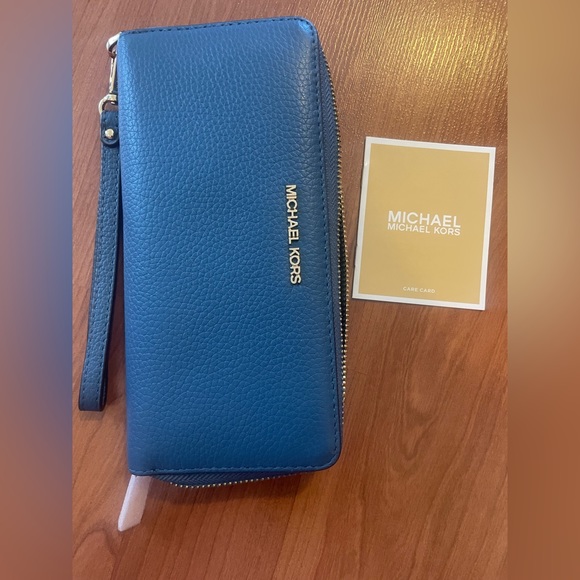 Michael Kors Wallet - Picture 13 of 16